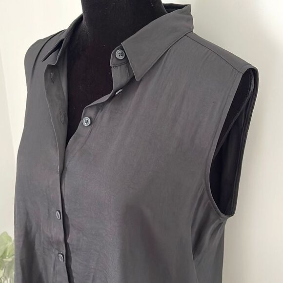 NWT Banana Republic Sleeveless Blouse. Size Small Petite Black